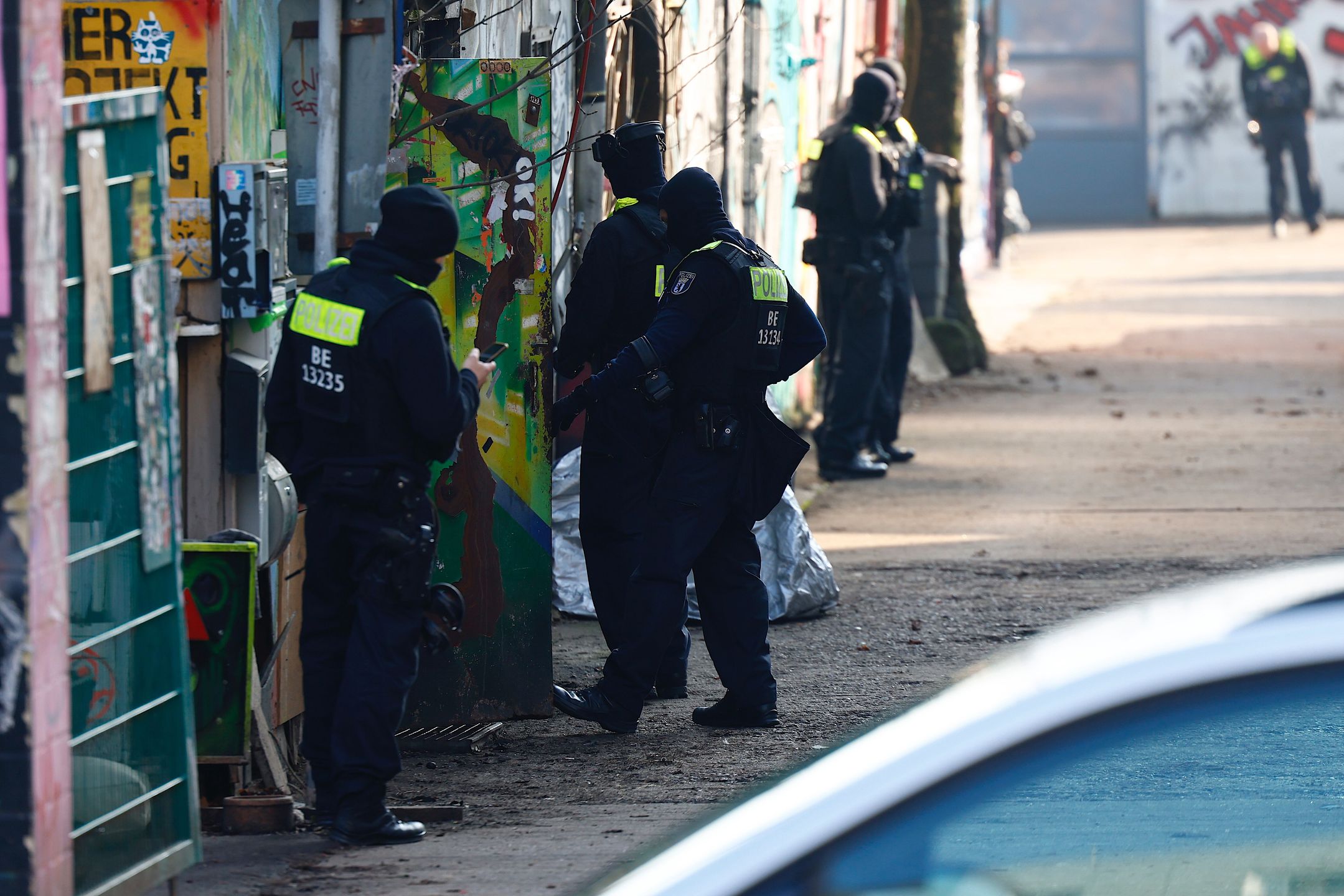 Special police units search for long-sought members Ernst Volker S. and Burkhard G. of Germany's Red Army Faction (RAF) militant group, in Berlin, Germany, 03 March 2024. The search comes after RAF member Daniela Klette was recently arrested after more than 30 years on the run. EPA/HANNIBAL HANSCHKE Dostawca: PAP/EPA.