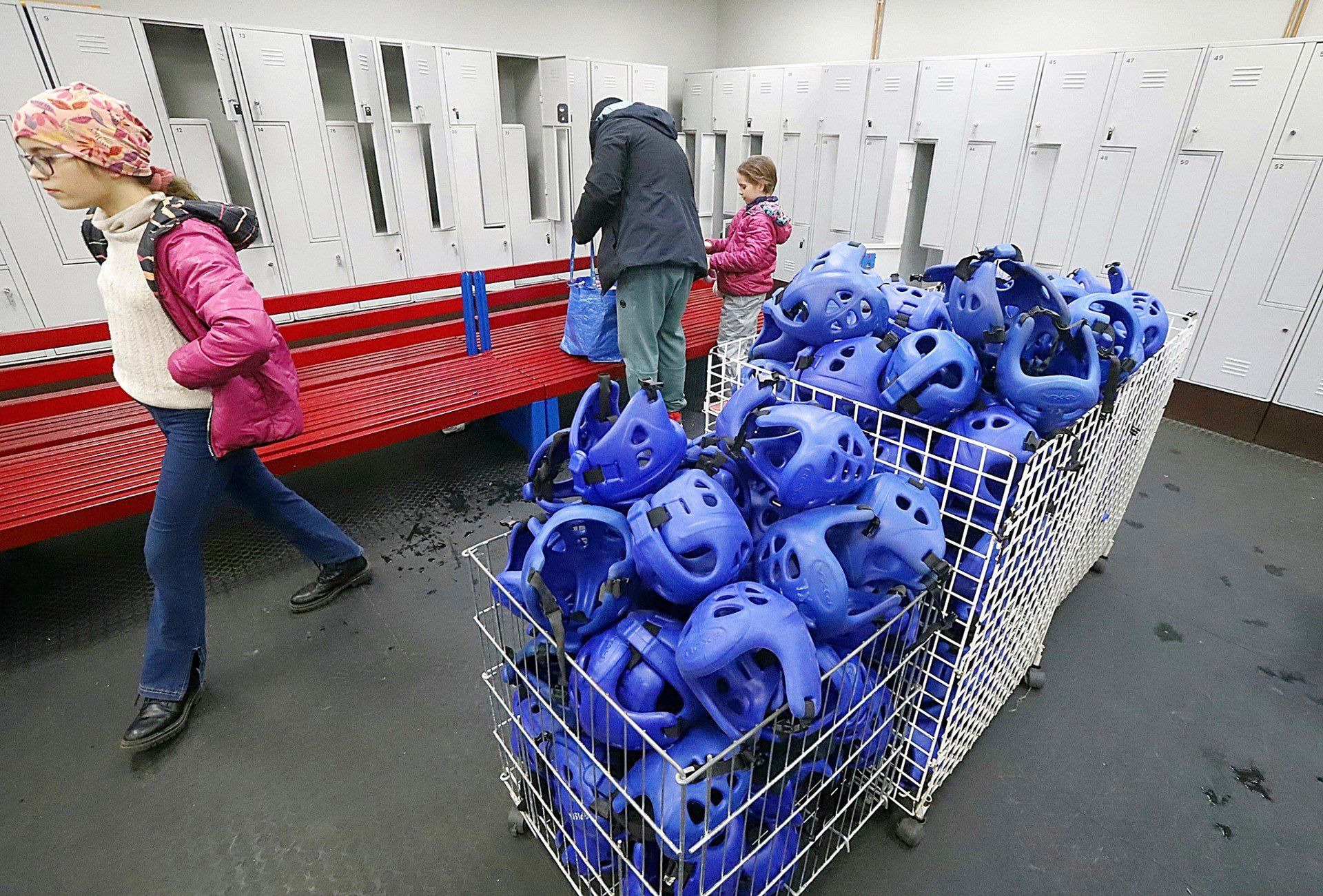 Takich kasków używa się na lodowiskach.