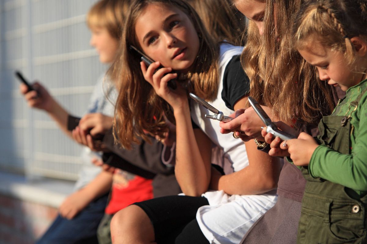 telefon, dzieci, sen Cyfrowe dzieci. Śpią krócej niż ich rówieśnicy bez telefonów