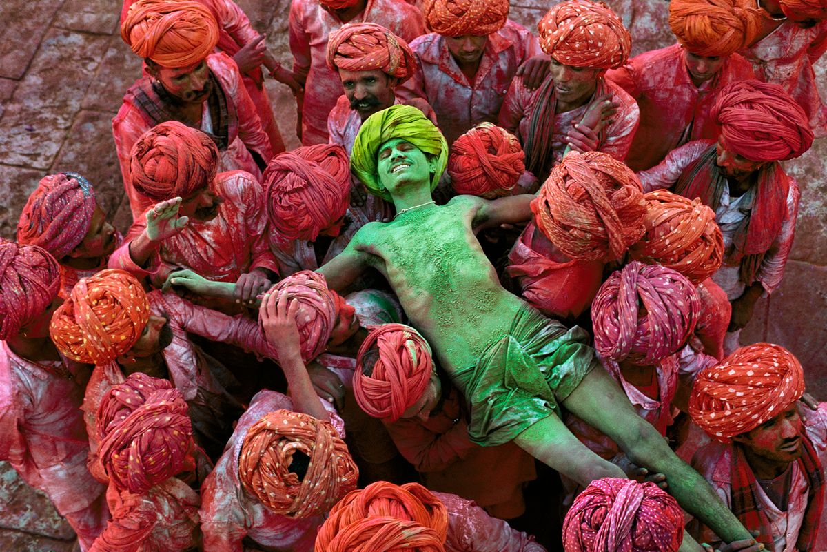 Od tamtej pory Steve McCurry wykonał tysiące niezapomnianych zdjęć na wszystkich kontynentach. Fotografował konflikty, zanikające kultury, odwieczne zwyczaje, a także współczesne wydarzenia. Jego fotografię charakteryzuje głębokie, humanistyczne podejście do tematu. Dzięki temu, słynny portret afgańskiej dziewczyny stał się ikoną już w momencie publikacji. Autor często balansuje na cienkiej granicy pomiędzy zmysłowością, a tragedią, sentymentalizmem i cierpieniem.