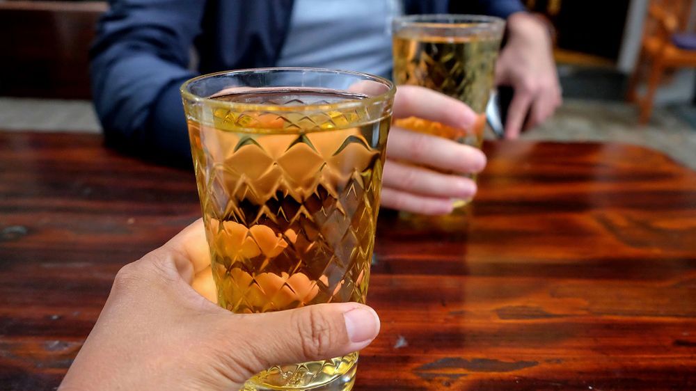 Tym Polacy zastępują alkohol. Nowa moda wcale nie taka zdrowa, jak się wydaje