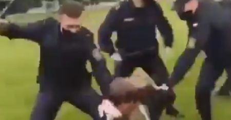 Białoruś. OMON-owcy bili człowieka. Nagle zrzedły im miny. Nagranie podbija sieć