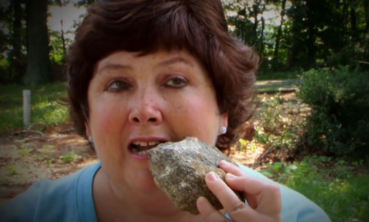 Teresa, bohaterka programu "Moje dziwne uzależnienie", od 20 lat zjada kamienie 