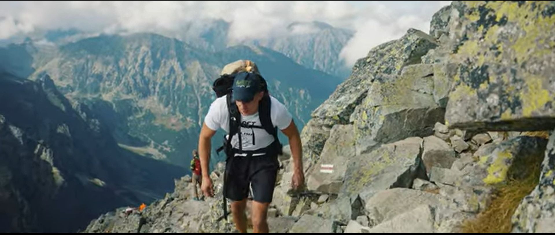 Screen z filmiku "Zdobywam Rysy z kamieniem 50 kg"