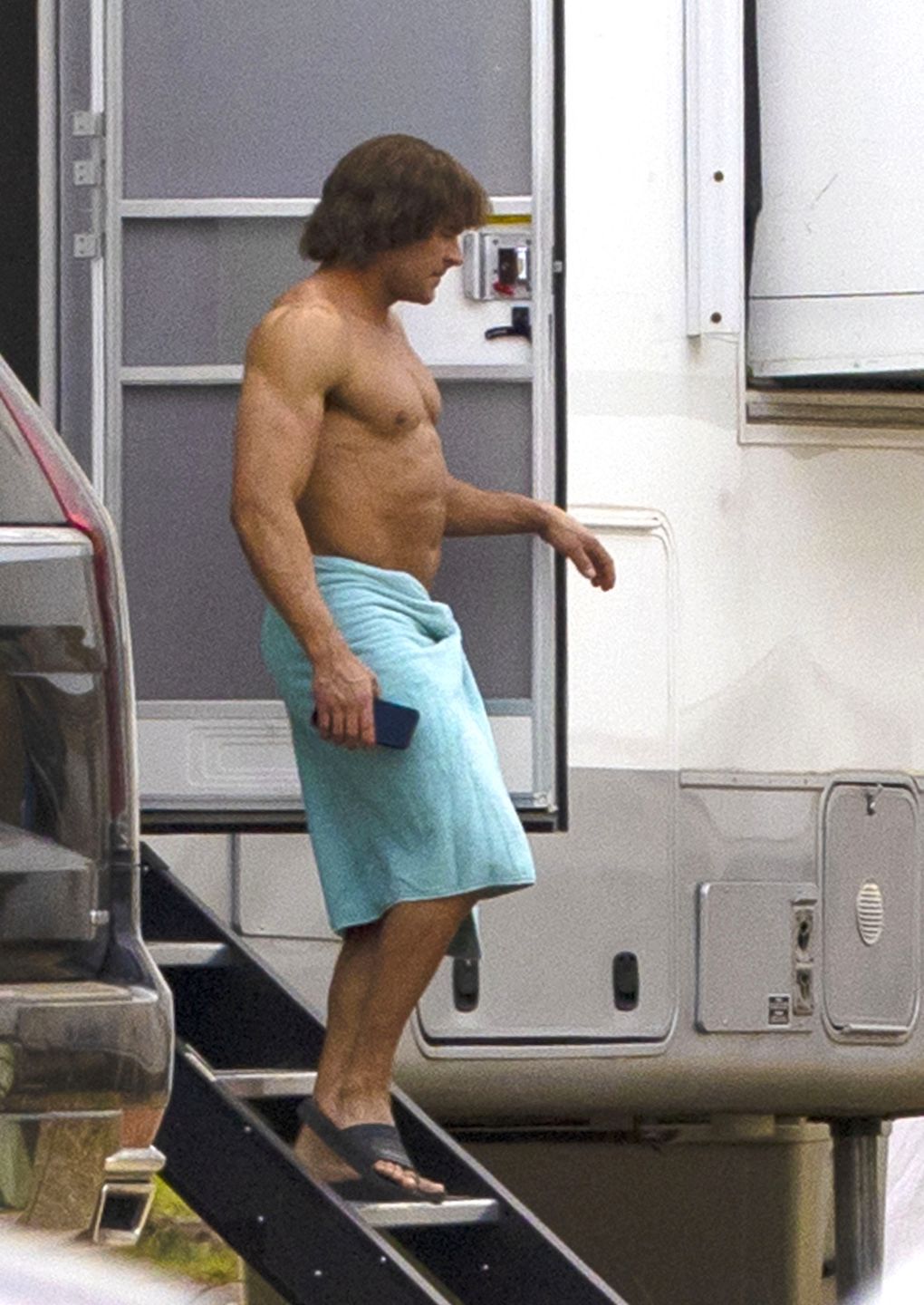 Napakowany Zac Efron przechadza się po planie nowego filmu