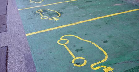 Parkują na miejscach dla elektryków. Spór kierowców. Sypią się mandaty