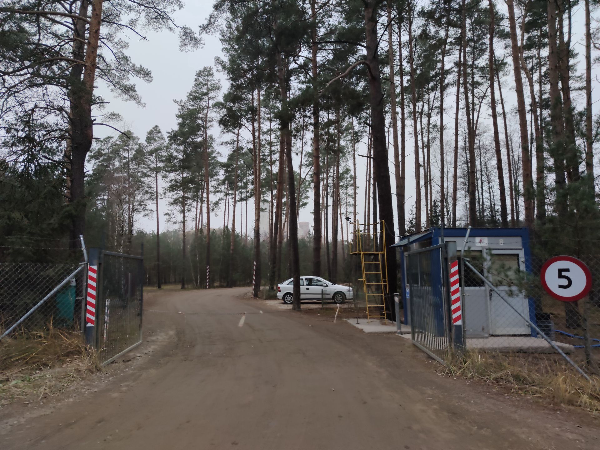 Budka ochroniarzy przy terenie budowy