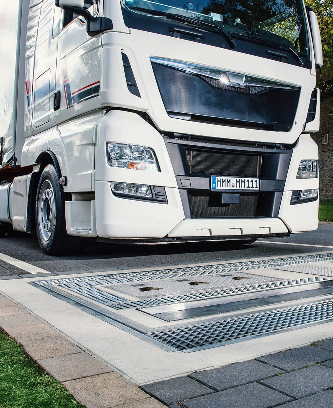  Checkpoint to metalowa płyta najazdowa zamontowana w nawierzchni, zawierająca zaawansowane kamery, lasery i czujniki, które odczytują informacje o oponie.