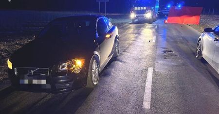 Śmiertelny wypadek. Nie żyje 57-letni mężczyzna. Kierujący Volvo potrącił pieszego, zginął na miejscu