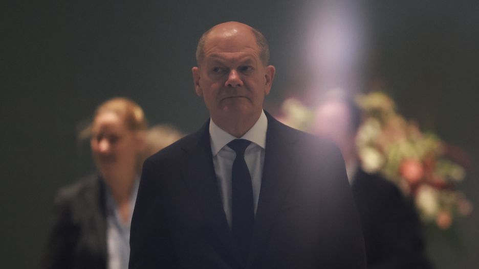 German Chancellor Olaf Scholz (C) arrives to welcome Romanian President Klaus Iohannis (not pictured), at the Chancellery in Berlin, Germany, 15 November 2024. German Chancellor Olaf Scholz and Romanian President Klaus Iohannis met for bilateral talks. EPA/CLEMENS BILAN Dostawca: PAP/EPA.