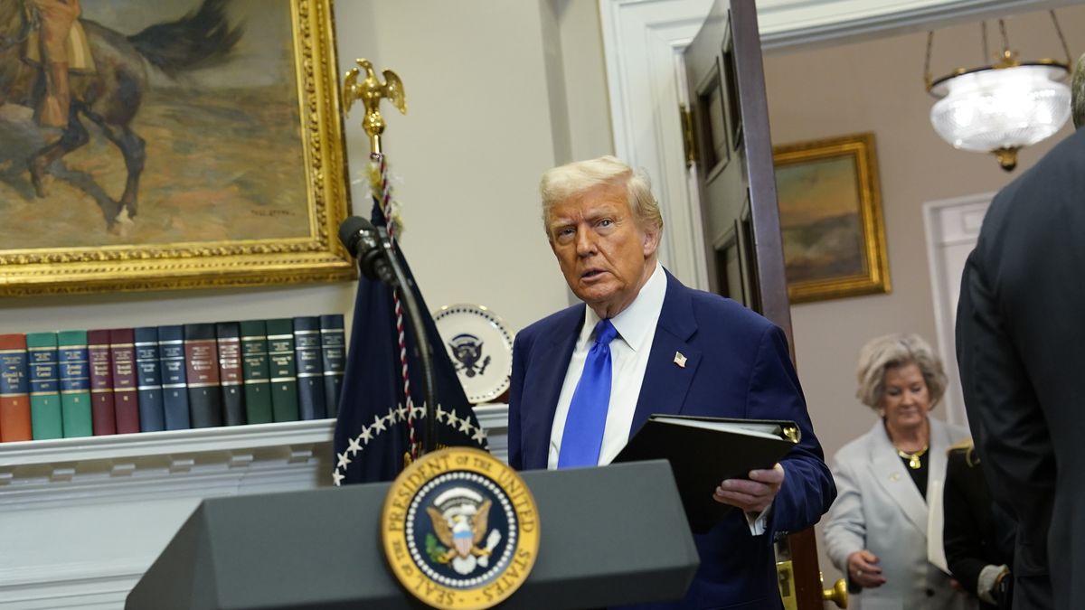 US President Trump signs an Executive Order lowering prescription drug costs
epa12094579 US President Donald J Trump (L), followed by White House Chief of Staff Susie Wiles (R), arrives to make remarks on the India-Pakistan cease-fire, the new US-China Trade Deal, the return of Eden Alexander from Hamas captivity and the high cost of prescription drugs before signing an executive order that he promises will lower the cost of those prescription drugs almost immediately, during a press conference in the Roosevelt Room of the White House in Washington, DC, USA, 12 May 2025.  EPA/CHRIS KLEPONIS/ POOL 
Dostawca: PAP/EPA.
CHRIS KLEPONIS/ POOL
government, politics, podium, mic, executive order