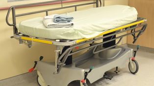 Lekarz, który zarabia 2,8 tys. zł za godzinę, dostanie podwyżkę? Patologia w szpitalu