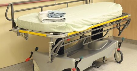 Lekarz, który zarabia 2,8 tys. zł za godzinę, dostanie podwyżkę? Patologia w szpitalu