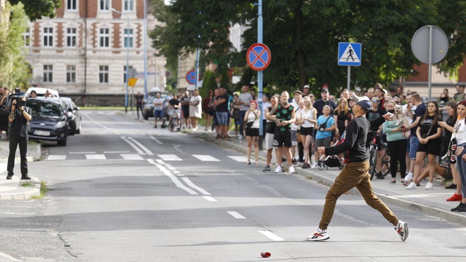 Lubin, 08.08.2021. Protest przed Komendą Powiatową Policji na ul. Traugutta w Lubinie, 8 bm. W piątek 6 bm. policjanci interweniowali w sprawie mężczyzny, który miał być pod wpływem narkotyków i rzucać w okna mieszkańców kamieniami. Policjanci po przybyciu go obezwładnili. Protestujący uważają że mężczyzna zmarł podczas interwencji. (aldg) PAP/Aleksander Koźmiński