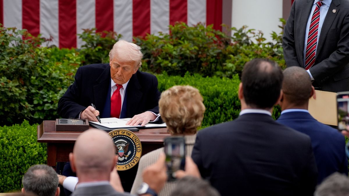 US President Trump unveils new tariffs on so-called Liberation Day
epa12006240 US President Donald Trump signs an executive order during a tariff announcement in the Rose Garden of the White House in Washington, DC, USA, 02 April 2025. Trump plans to roll out tariffs on global trading partners, the centerpiece of his effort to bring back manufacturing to the US and reshape a world trade system he has long decried as unfair. Trump has branded the day 'Liberation Day', though most economists expect US consumers to foot the costs.  EPA/KENT NISHIMURA / POOL 
Dostawca: PAP/EPA.
KENT NISHIMURA / POOL
politics, government, markets, trade