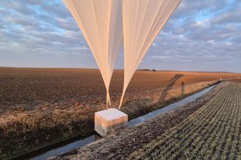 Balony nad północną Polską. W środku tysiące kartonów