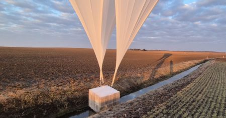 Balony nad północną Polską. W środku tysiące kartonów