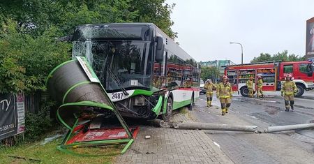 Autobus staranował przystanek. Dwie osoby pozostają w szpitalu