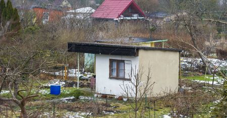 Czy można spać na działce ROD? Warunek jest jeden