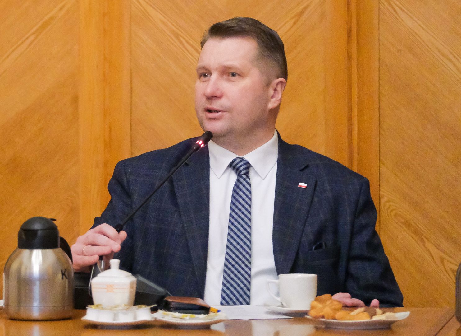 Rząd zmieni terminy wakacji? "Drą koty" o daty