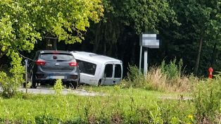 Opel w rowie, pasażer w zaroślach. Kierowca miał 3,5 promila