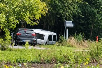 Opel w rowie, pasażer w zaroślach. Kierowca miał 3,5 promila