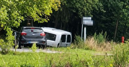Opel w rowie, pasażer w zaroślach. Kierowca miał 3,5 promila