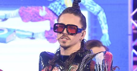 Michał Szpak w masce. Napis "Fck Ptn" zrobił furorę