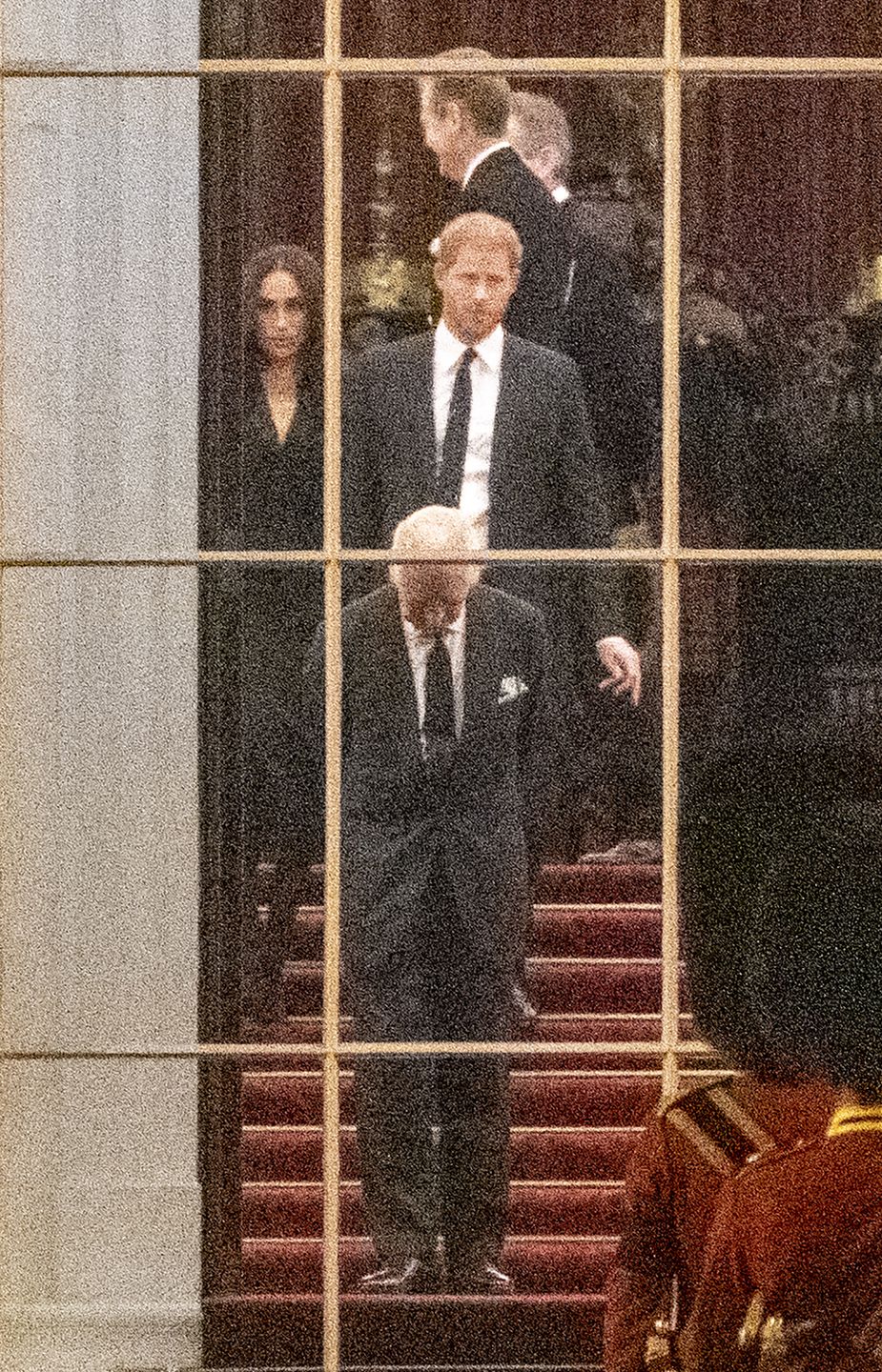 Megha, Harry i król Karol III w drodze do oddania hołdu przy trumnie królowej Elżbiety II 