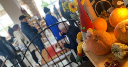 Dzień Patrona św. Franciszka z Asyżu w Garach Babci Krysi. Seniorzy zjedli ciepły obiad za symboliczną złotówkę