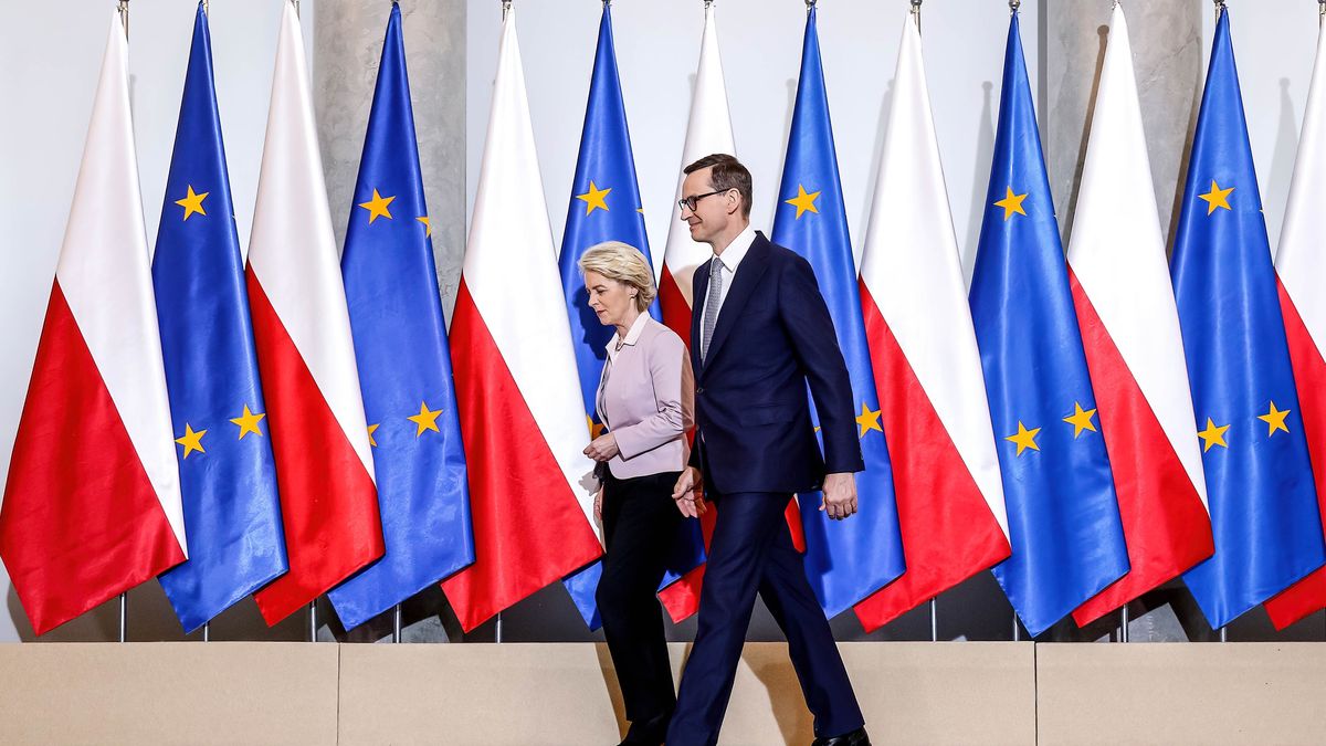 WARSAW, MAZOWIECKIE, POLAND - 2022/06/02: President of the European Commission, Ursula von der Leyen is being welcomed by Prime Minister of Poland, Mateusz Morawiecki in the Chancellery of the Prime Minister of Poland. The politicians will discuss on issues of frozen coronavirus relief funds for Poland. (Photo by Dominika Zarzycka/SOPA Images/LightRocket via Getty Images)