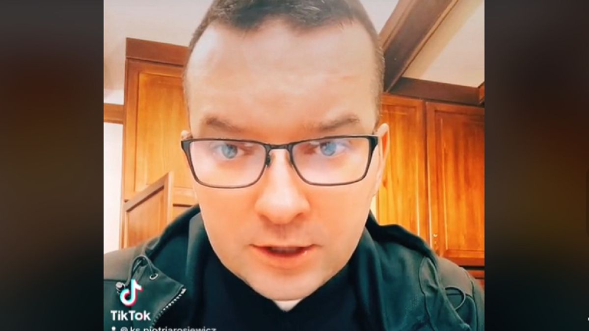 Ksiądz tłumaczy, kiedy rodzic może ochrzcić sam dziecko. 