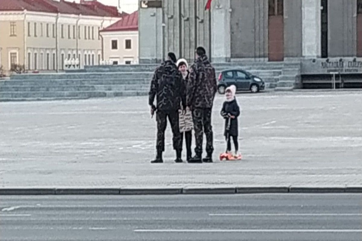 Jednoosobowa pikieta w Mińsku, kobieta i mała dziewczynka kontra mundurowi