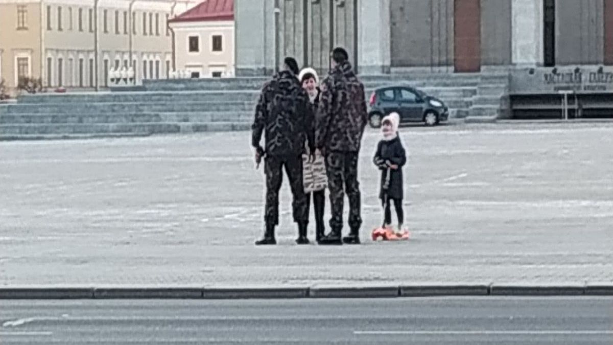 Jednoosobowa pikieta w Mińsku, kobieta i mała dziewczynka kontra mundurowi