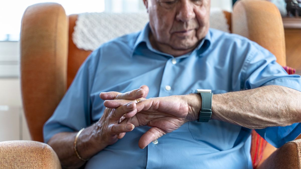 Mężczyzna sprawdzający godzinę