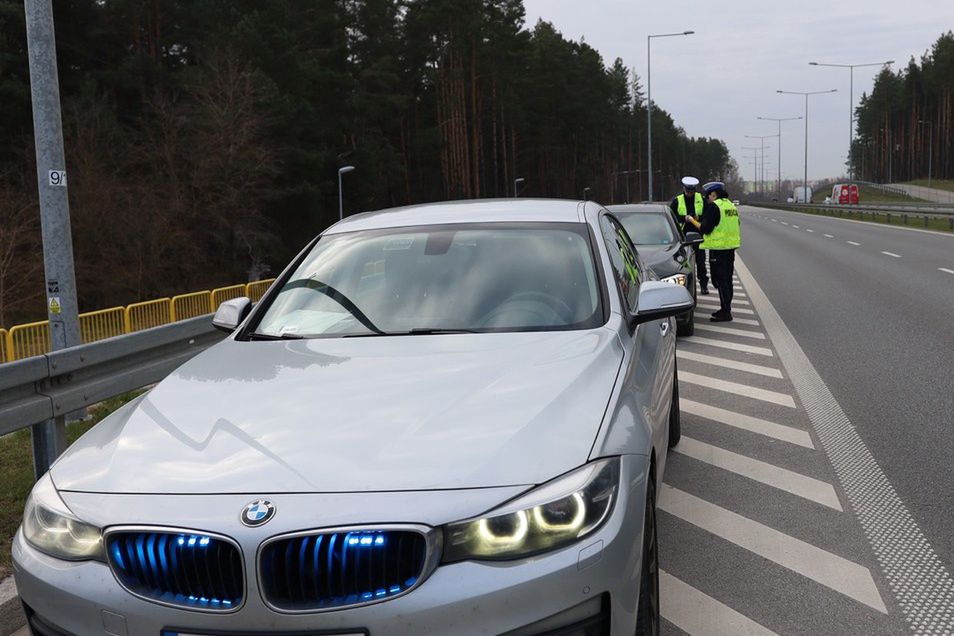 Nieoznakowany radiowóz policji