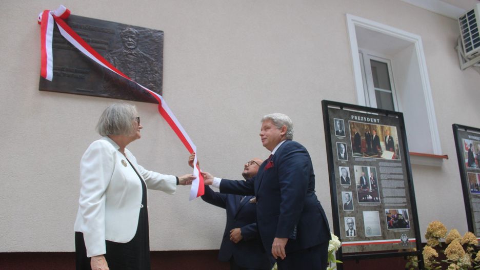 Odsłonięcie tablicy Ryszarda Kaczorowskiego w Wielopolu
