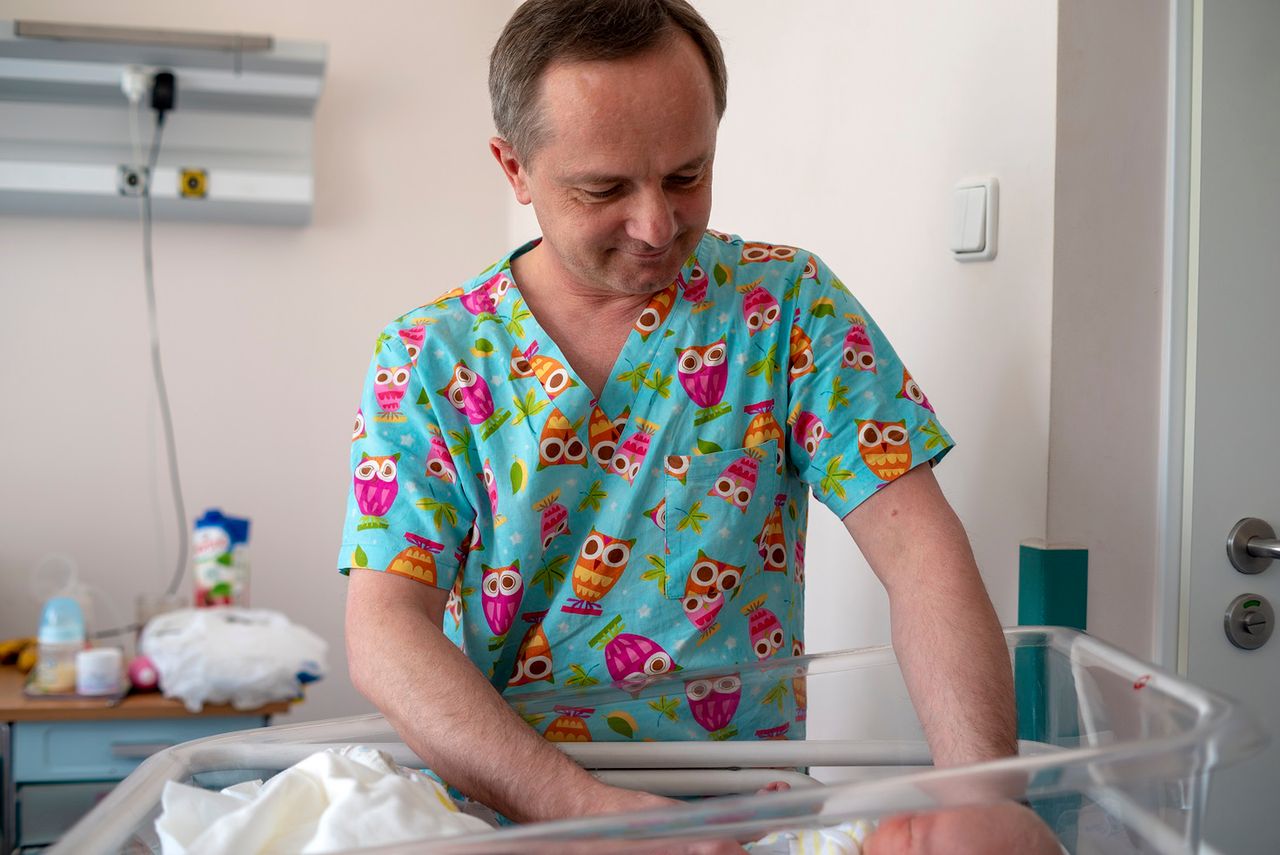 Mężczyźni, który odbierają porody. "Kobiety biorą mnie za swojego"