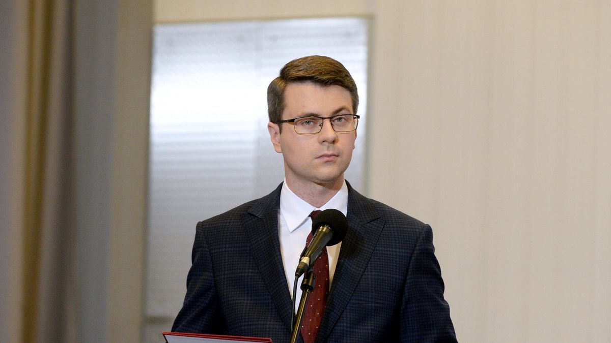 Pobicie policjant�w w Pastuchowie - konferencja w MSWiAFot. Jan Bielecki/East News, Warszawa, 16.09.2020. MSWiA. Konferencja prasowa z udzialem premiera Mateusza Morawieckiego, ministra spraw wewnetrznych i administracji Mariusza Kaminskiego oraz Komendanta Glownego Policji gen. insp. Jaroslawa Szymczyka, w sprawie bezpieczenstwa funkcjonariuszy policji w kontekscie pobicia w Pastuchowie.N/z: rzecznik rzadu Piotr MullerJan Bielecki