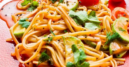 Spaghetti z sosem pomidorowym i awokado