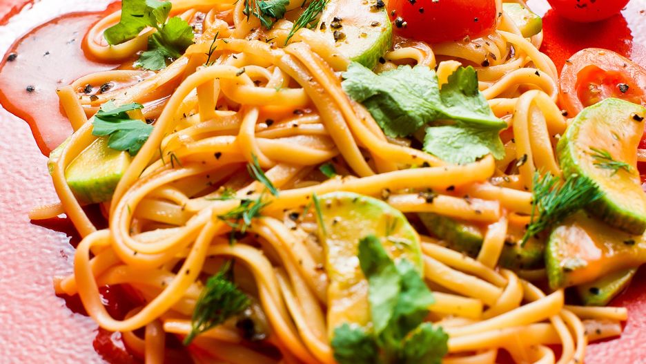Spaghetti z sosem pomidorowym i awokado