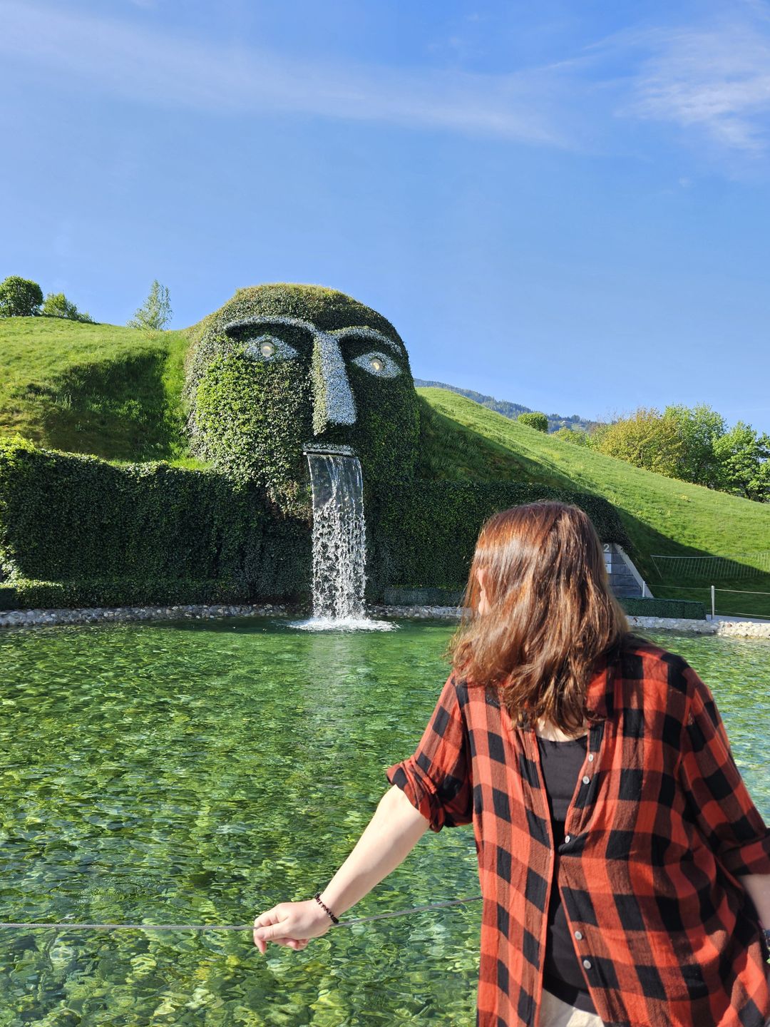 Głowa giganta wita wszystkich wchodzących do muzeum