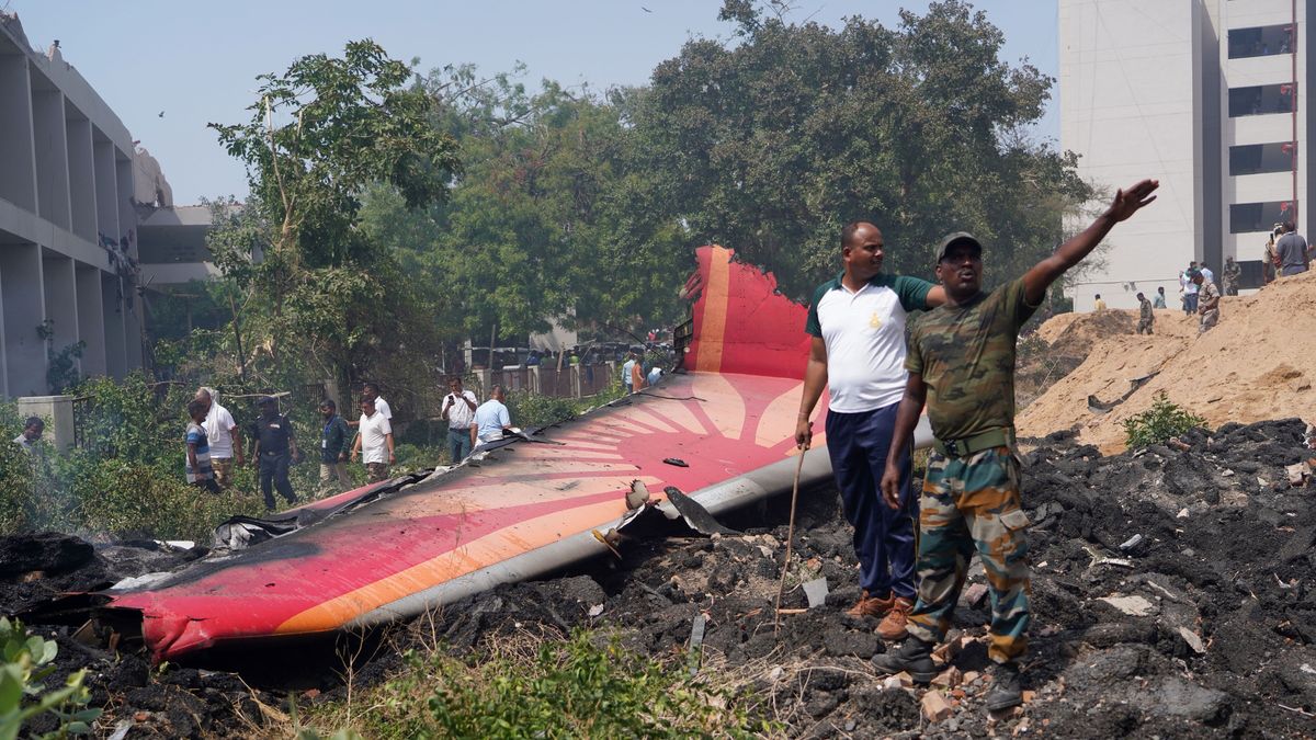 People stand near debris at the site of a plane crash near Sardar Vallabhbhai Patel International Airport in Ahmedabad, Gujarat, western India, 12 June 2025. Air India flight AI171, bound for London carrying 242 passengers and crew members on board a Boeing 787-8 aircraft, crashed minutes after take-off in the Meghaninagar area of Ahmedabad. EPA/SIDDHARAJ SOLANKI Dostawca: PAP/EPA.