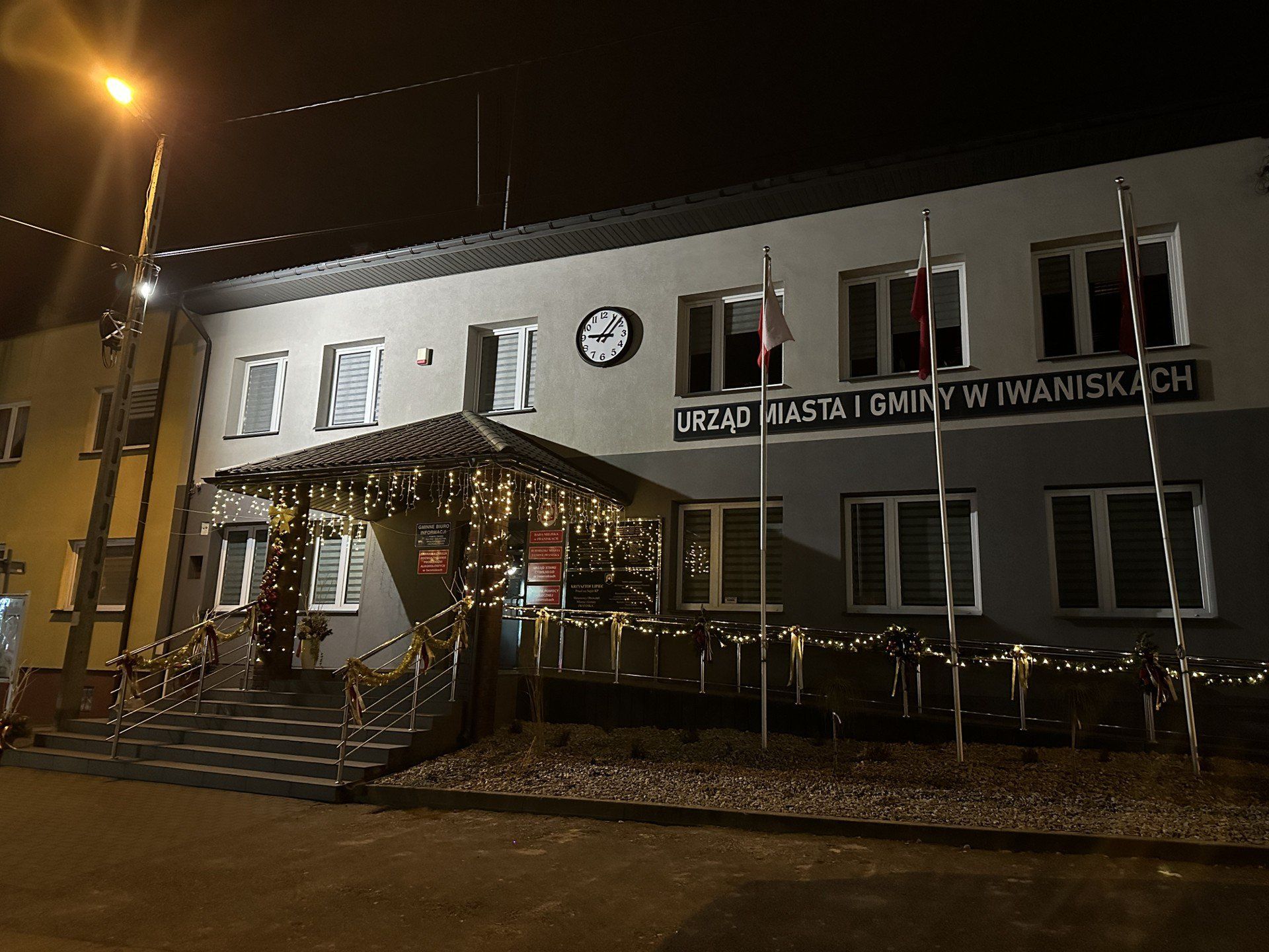 Wejście budynku urzędu zyskało światełka