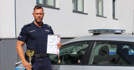 Policjant z Inowrocławia zdjął koszulkę. Jest co podziwiać