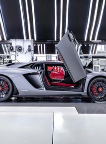 Lamborghini introduces four-day week in factories. Bonuses to increase as well
