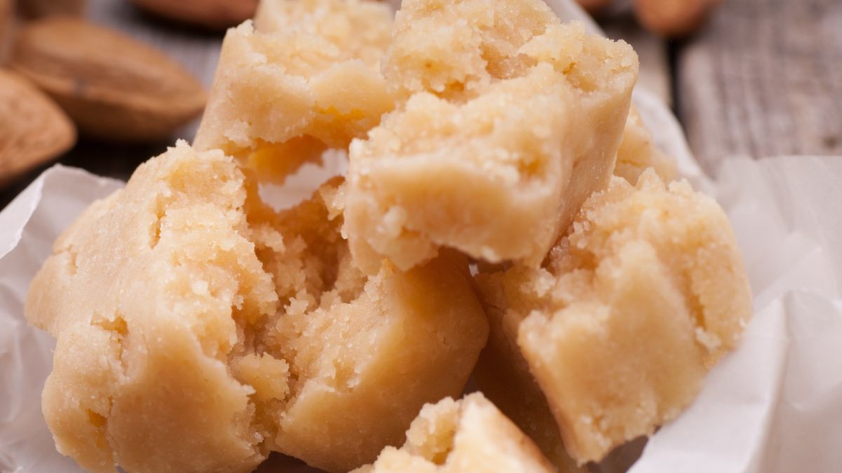 Marcepan rozkruszony na kawałki