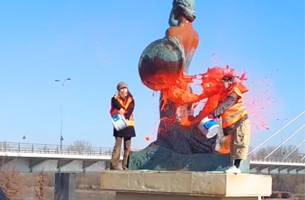 Oblały warszawską Syrenkę. Ujawnili koszty czyszczenia pomnika