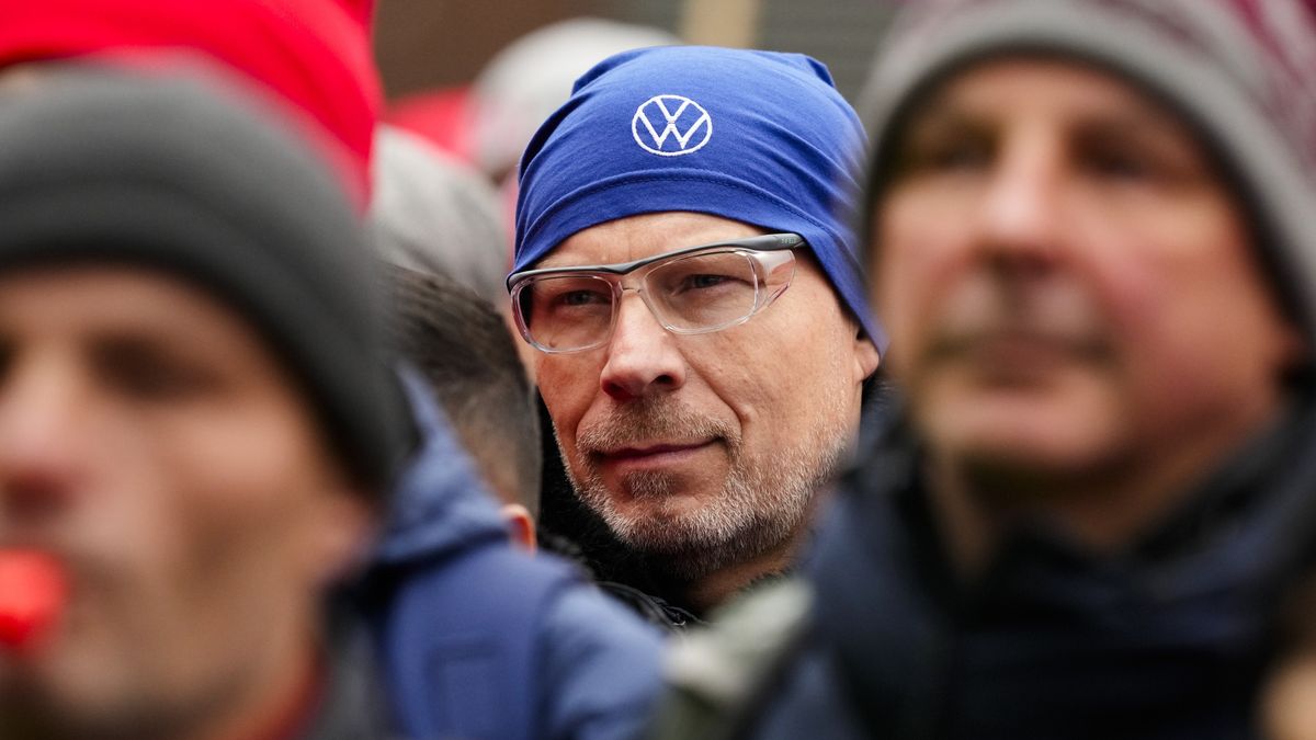 An employee wears a cap with the Volkswagen logo during a warning strike by the union IG Metall in front of the headquarters of carmaker Volkswagen in Wolfsburg, Germany, 09 December 2024. Volkswagen workers stage a strike at nine Volkswagen factories in Germany as negotiations continue between the German carmaker Volkswagen and IG Metall union. Volkswagen may close three factories dedicated to its core brand in Germany and reduce employee wages, according to the company's workers council. EPA/Martin Meissner / POOL Dostawca: PAP/EPA.