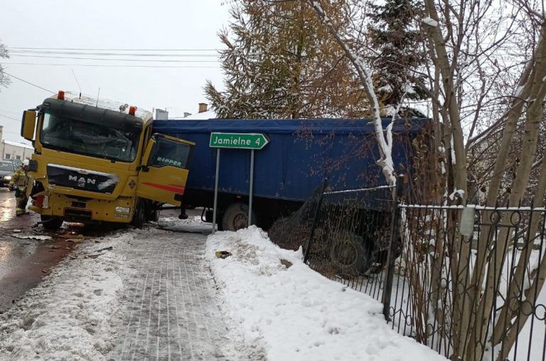Pojazd wolnobieżny zsunął się z drogi i uderzył w dom